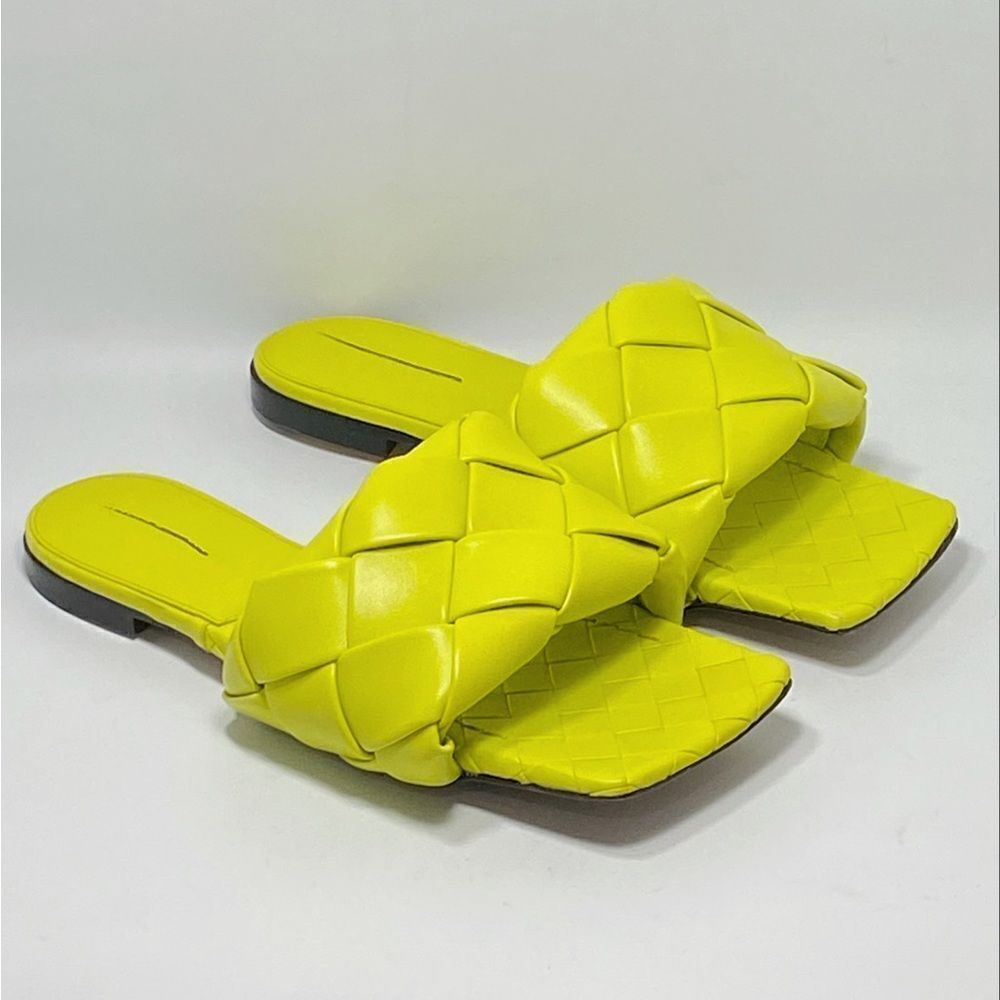 Bottega Veneta Lido Flat Leather Sandals